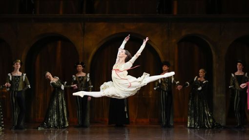 Elisa Badenes im Höhenflug: Nicht nur als Julia tanzt sich die Spanierin an die Spitze. Foto: Stuttgarter Ballett