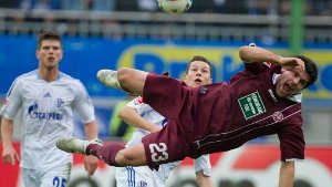 Kaiserslauterns Florian Dick (vorn) kämpft mit dem Schalker Julian Draxler um den Ball. Foto: dpa