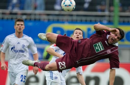 Kaiserslauterns Florian Dick (vorn) kämpft mit dem Schalker Julian Draxler um den Ball. Foto: dpa