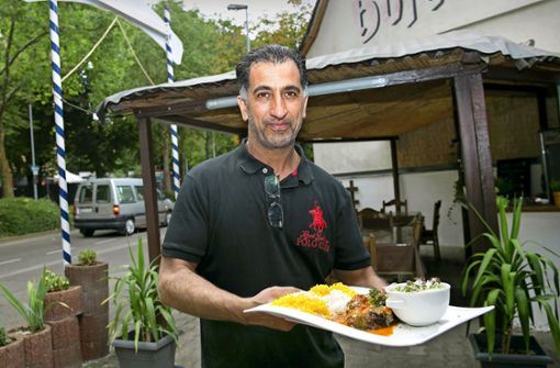 Inhaber Mohammad Reza Farzaneh im Biergarten des Restaurants Teheran. Foto: Ines Rudel