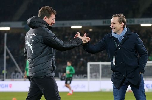 VfB-Trainer Hannes Wolf und Hannovers Manager Horst Heldt geben sich die Hand. Foto: Pressefoto Baumann
