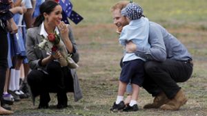 Sind ganz hin und weg von ihrem kleinen Fan: Prinz Harry und Herzogin Meghan Foto: AP