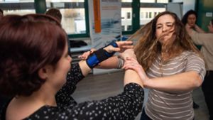 Ärzteteams lernen in einem Selbstverteidugungskurs in Stuttgart, wie sie sich gegen aggressive Patienten wehren können. Foto: dpa
