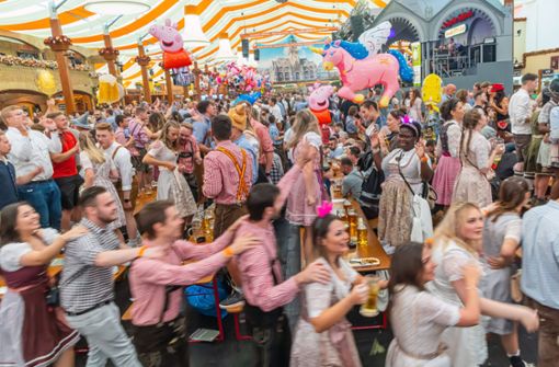 Auf dem Wasen gilt: Dirndl, Hemd und Lederhose machen das Volksfest zur Gute-Laune-Party. Foto: IMAGO/Arnulf Hettrich