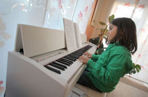 Manchmal sind Kinder durch Hobbys wie Klavierspielen  überfordert. Foto: dpa