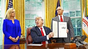 Der US-Präsident zeigt das Dekret zum Stopp der Familientrennung im Beisein von Foto: AFP