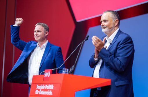 Andreas Babler (links) hat die Wahl gewonnen. Foto: dpa/Georg Hochmuth