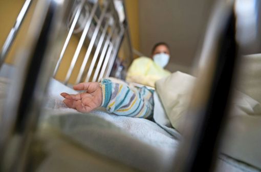 Kinderärzte und Kinderkliniken kommen aufgrund der explosionsartig ansteigenden Atemwegserkrankungen bei Kindern an ihre Belastungsgrenze. Foto: dpa/Marijan Murat