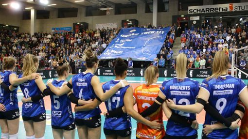 Die Volleyballerinnen von Allianz MTV Stuttgart verabschieden sich mit ihren Fans von Meister-Trainer Tore Aleksandersen. Foto: Baumann