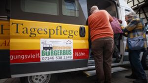 Vielen älteren Menschen bringt der Bürgerbus Foto: Gottfried Stoppel