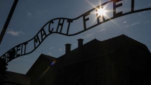 Blick auf das Tor mit dem Schriftzug „Arbeit macht frei“ zum früheren Konzentrationslager Auschwitz. Polens Regierung treibt trotz scharfer Proteste aus Israel ihr umstrittenes Holocaust-Gesetz voran. Foto: dpa