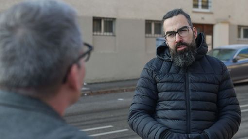 Michael Rocktäschel im Gespräch mit einem Passanten über den Verkehr in Stuttgart Foto: Lichtgut/Max Kovalenko