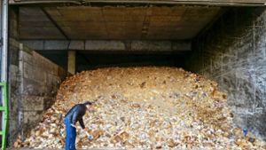Bis zu 50 Tonnen Altbrot werden täglich in Marbach angeliefert. Foto: Simon Granville