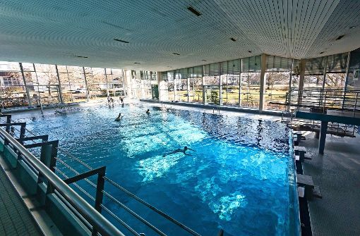 Das Gedankenspiel der Verwaltung sieht vor, die Schwimmhalle samt Becken grundlegend zu sanieren. Foto: Krämer