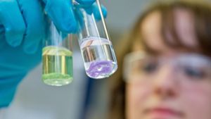 Firmen, die etwa Proben in einem Reagenzglas testen, haben nun mehr Zeit für die Zulassung ihrer Produkte. Foto: dpa/Daniel Karmann
