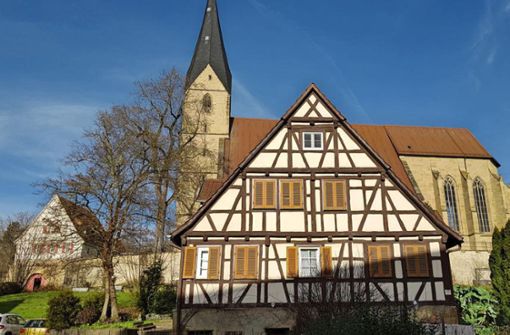 Alexanderkirche mit Fachwerkhaus  in Marbach. Foto: Dieter /uck