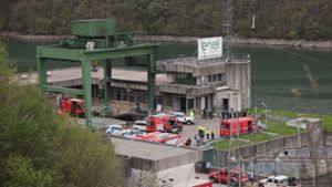 Die Feuerwehr sichert am 9. April den Ort der Explosion an einem Wasserkraftwerk am Stausee von Suviana ab. Foto: Michele Nucci/LaPresse via ZUMA Press/dpa