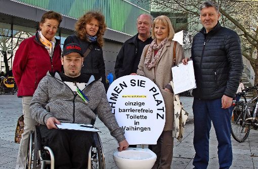 Zuletzt forderte Ivo Josipovic (vorne) mit der Arbeitsgruppe Barrierefrei eine behindertengerechte öffentliche Toilette im Zentrum des Stadtbezirks. Foto: Malte Klein