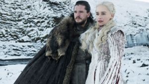 Bereits in Produktion ist die Serie „House of Dragons“, die die Vorgeschichte der Familie von Daenerys Targaryen (Emilia Clarke, hier mit Kit Harington als Jon Snow) erzählt Foto: Sky/dpa