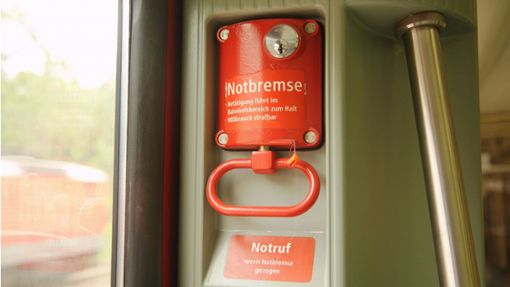 Notbremse in einer S-Bahn Foto: dpa/Wolfram Steinberg