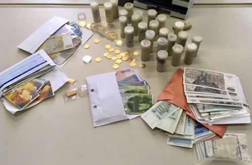Zollbeamte haben bei einem Pärchen aus dem Raum Stuttgart Bargeld und Münzen im Wert von über 65 000 Euro gefunden. Foto: Polizei