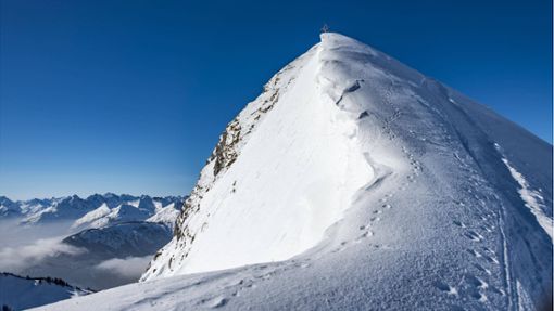 Winterlicher Gipfelgrat der Schneidspitze, im Hintergrund die Allgäuer Alpen, Reutte, Außerfern. Foto: Imago/Imagebroker