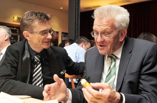 Ein Bild aus früheren Tagen: Bereits 2012 hatten der Kabarettist Mathias Richling (links) und Ministerpräsident Winfried Kretschmann miteinander zu tun. Foto: dpa
