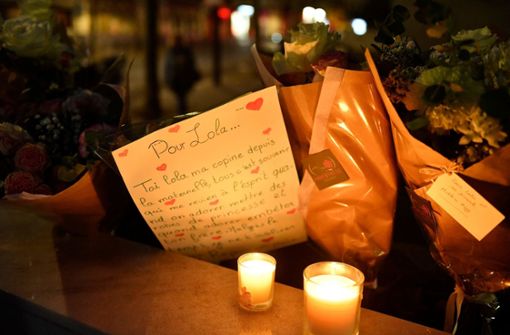 Mit Blumen, Kerzen und Briefen drücken die Menschen in Paris ihre Trauer nach dem Fund der Mädchenleiche aus. Foto: dpa/Julien De Rosa