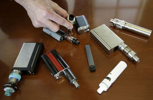 Die Juul-E-Zigarette ist deutlich kleiner als herkömmliche E-Zigaretten und wohl auch deswegen bei Rauchern so beliebt. Foto: AP