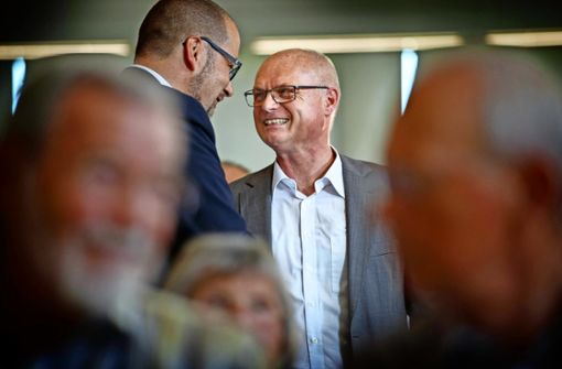 Weinstadts Oberbürgermeister Michael Scharmann (links) gratuliert dem neuen Bürgermeister von Remshalden, Reinhard Molt. Foto: Gottfried Stoppel