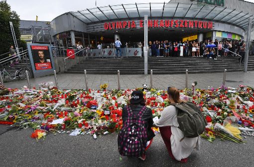 Am 22. Juli 2016 erschoss ein 18-Jährige im Münchner Olympia-Einkaufszentrum neun Menschen und sich selbst. Ein halbes Jahr später sind viele verunsichert und fordern mehr Kontrollen. Foto: dpa