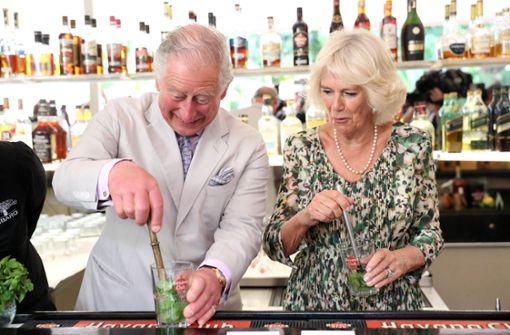 Bitte einmal kräftig stößeln: Prinz Charles und Camilla mixen in Havanna Mojito. Foto: Getty Images South America