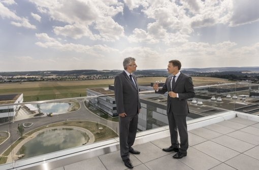 Auf der Terrasse des neuen Forschungszentrums in Renningen: Bosch-Personalchef Christoph Kübel (re.) im Gespräch mit Redakteur Klaus Köster Foto: factum/Weise