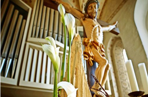 Die Auferstehung als Arrangement aus Blüten, Holz und Stacheldraht. Foto: Gottfried Stoppel