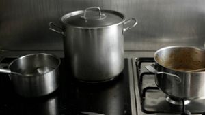 Dass die Hygieneregeln bei der Zubereitung von Speisen eingehalten werden, sollen die Lebensmittelkontrollen sicherstellen. (Symbolfoto) Foto: IMAGO/YAY Images/IMAGO/lunamarina