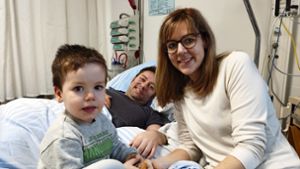 Der kleine Luis und seine Mutter Stefanie sind froh, wenn sich Dominic Schlosshauer  schnell von seinem Schlaganfall erholt. Foto: Harry Wolpert