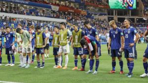 Nach der Niederlage waren die japanischen Spieler enttäuscht und niedergeschlagen. Doch ihr Verhalten im Anschluss an der Achtelfinale wird in den sozialen Medien honoriert. Foto: kyodo