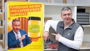 Der sächsische Imker Rico Heinzig  warb mit einem nach einer Sendung des „ZDF Magazin Royale“ kreierten „Beewashing“-Honig. Foto: dpa/Sebastian Kahnert