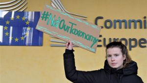 Klimaaktivistin Luisa Neubauer protestiert   gegen ein grünes EU-Label für Atomkraft und Gas innerhalb der sogenannten Taxonomie vor der EU-Kommission. Foto: dpa/Marek Majewsky
