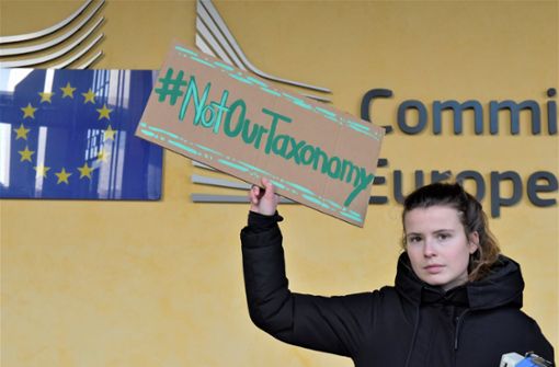 Klimaaktivistin Luisa Neubauer protestiert   gegen ein grünes EU-Label für Atomkraft und Gas innerhalb der sogenannten Taxonomie vor der EU-Kommission. Foto: dpa/Marek Majewsky