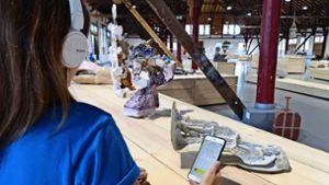 Ein kostenfrei zu leihendes Smartphone führt Besucher durch die Triennale – und liefert per Text und Ton Info. Foto: Patricia Sigerist