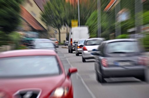 Dichter Verkehr auf der  Reutlinger Straße in Sielmingen. Viele Anwohner hoffen auf    eine Umgehungsstraße. Foto: Norbert J. Leven