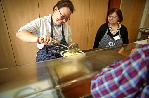 Jeden Montag geben Mitarbeiter der Erlacher Höhe im Schorndorfer Martin-Luther-Haus Essen aus. Foto:  
