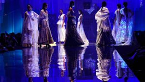 Die Kleider auf dem Laufsteg der Lakmé Fashion Week erinnern an Bollywood-Filme. Foto: AFP