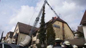 Gegen 11.40 Uhr kippte der Baukran über das Gebäude. Foto: Andreas Rosar Fotoagentur-Stuttg