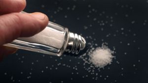 Die WHO empfiehlt eine Höchstmenge von fünf Gramm Salz am Tag, also etwa einen Teelöffel. Meist ist das verzehrte Salz in Fertignahrung enthalten. Foto: dpa