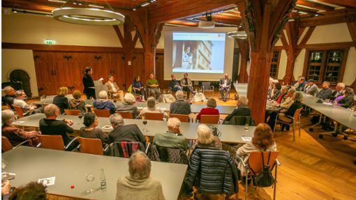 Das Publikum im rappelvollen Bürgersaal wünscht sich weitere Impulse und Pilotprojekte für die Esslinger Innenstadt – vielleicht zum Stadtjubiläum im Jahr  2027? Foto: Roberto Bulgrin