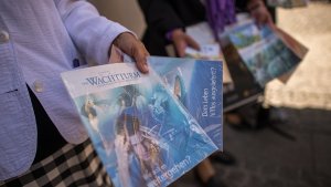 Mitglieder der Religionsgemeinschaft Zeugen Jehovas werben mit Prospekten um neue Mitglieder. Jetzt wurde die Gemeinschaft  mit Kirchen gleichgestellt. Foto: dpa