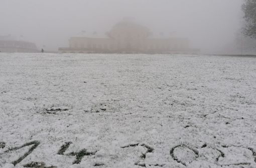 Rund um das Schloss Solitude blieb am Freitag der Schnee liegen. Foto: Andreas Rosar/Fotoagentur Stuttgart