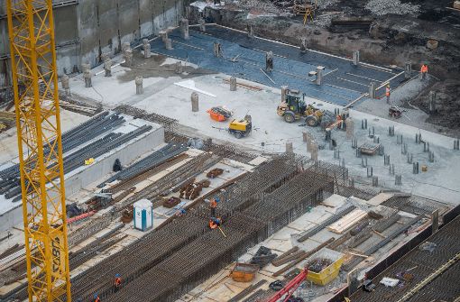Für den Tiefbahnhof wird der erste Teil der Bodelplatte betoniert. Foto: dpa